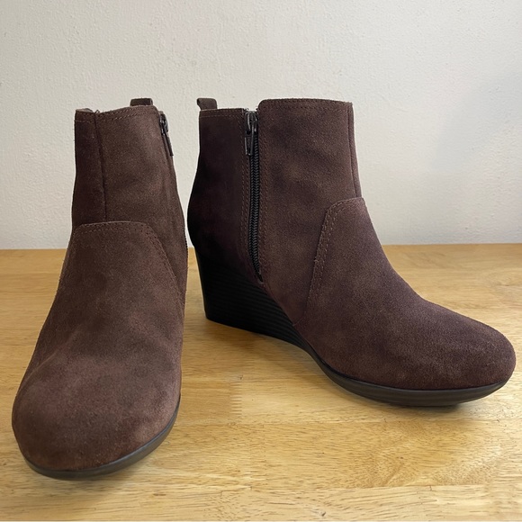 Clarks Crystal Quartz Brown Suede Leather Wedge Chelsea Boots Booties Size 7.5W - Picture 2 of 15